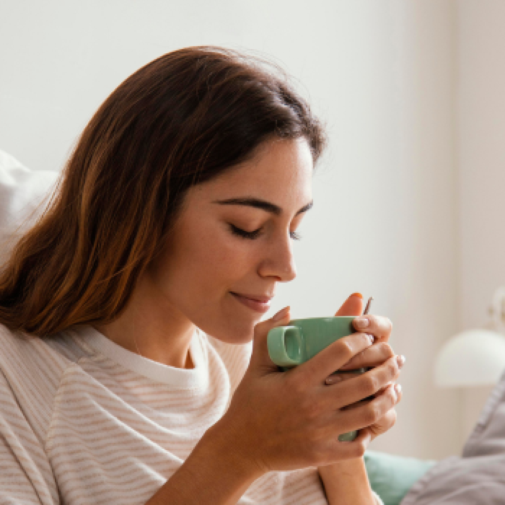 Minuman teh dengan tambahan bahan herbal dianggap ampuh meredakan gejala flu dan batuk. Foto: Freepik.com