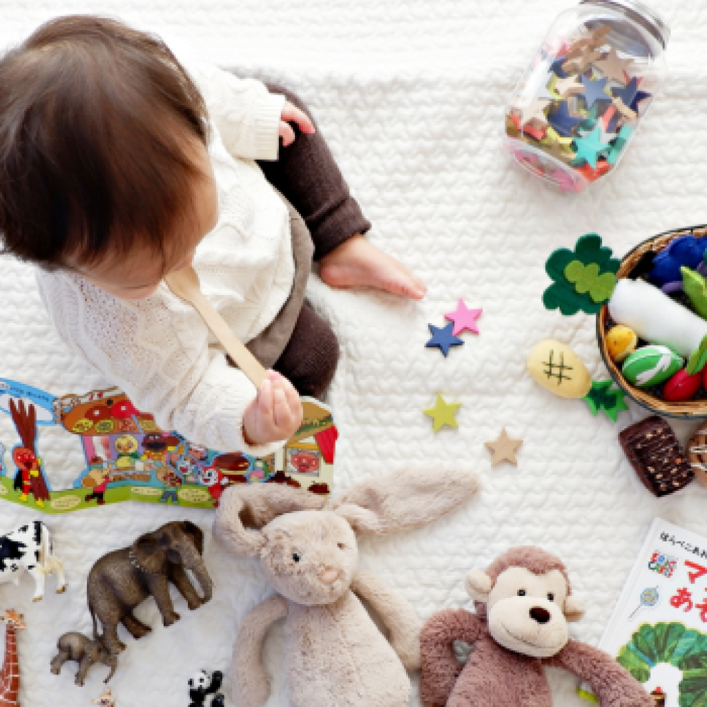 Tips memilih babysitter yang tepat untuk anak. FOTO: Unsplash.com/Yuri Shirota
