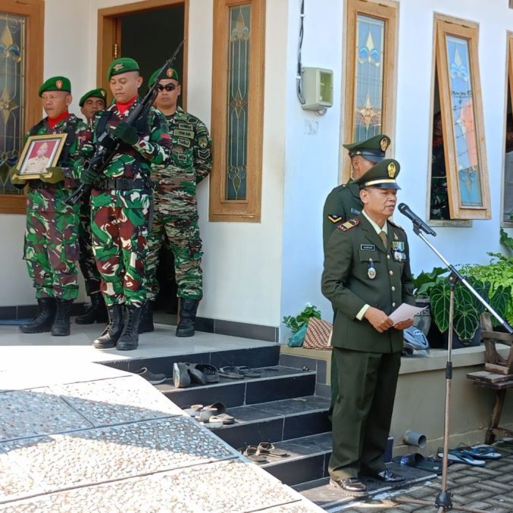 Danramil 01/Blora Kapten Inf Subeno pimpin upacara pemakaman anggota veteran secara militer. Foto: Istimewa