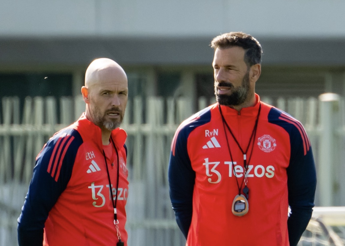 Pengamatan Martin Keown terhadap Van Nistelrooy. Foto: x.com/ManUtd