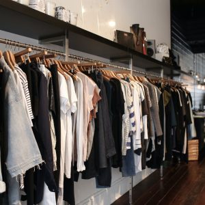 Viral Baju Jatuh Bikin Bolong, Jebakan Penjual Agar Laku Dibeli?