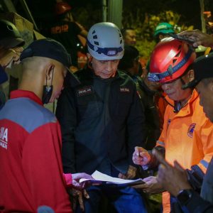Evakuasi Masih Berlanjut, Dedie Rachim Tinjau Langsung Lokasi Tanah Longsor di Lebak Kantin