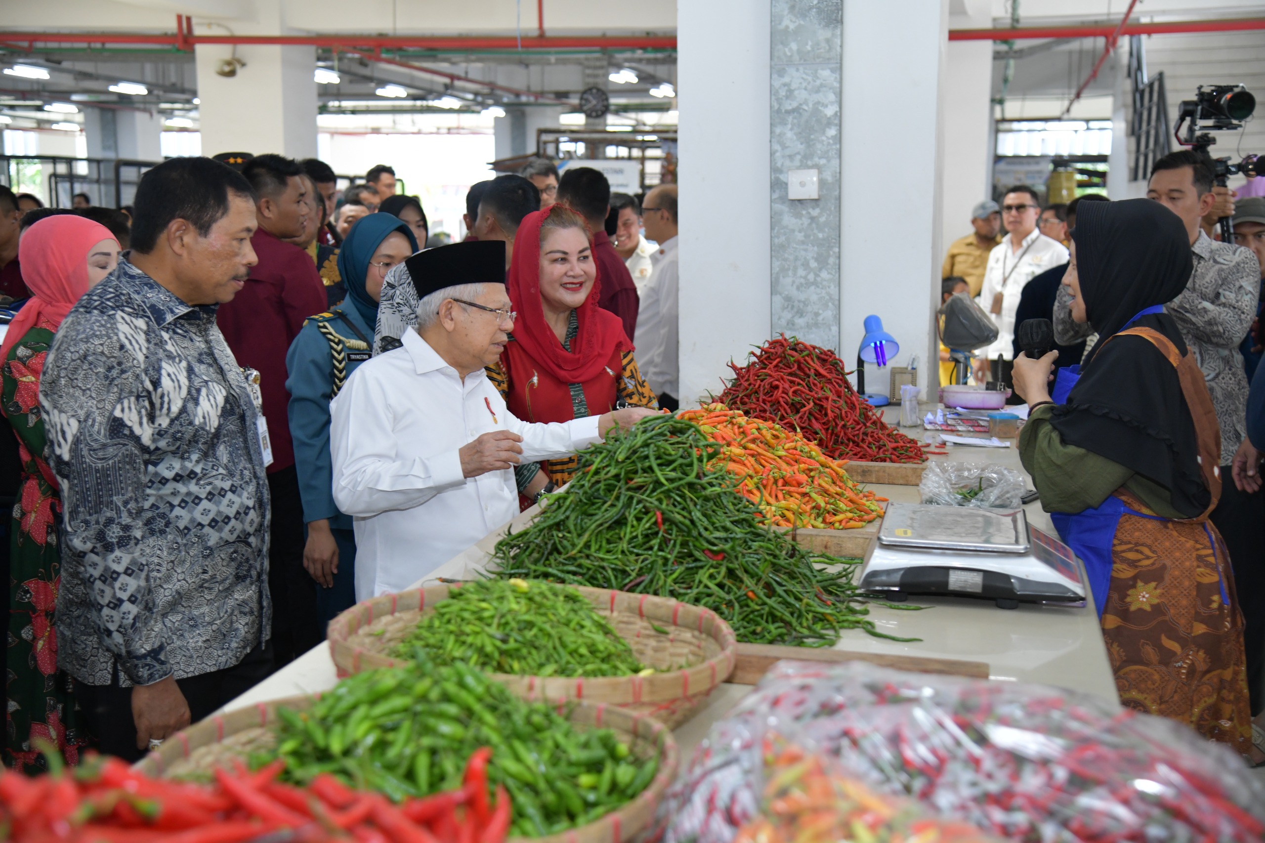 Wapres Ma’ruf Amin menyambangi Pasar Johar Semarang. Foto: Humas