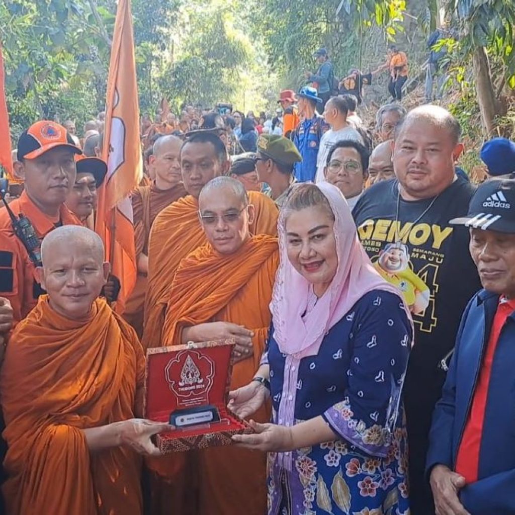 Jadi Kebanggaan dan Kehormatan, Wali Kota Hevearita Melepas Bhikkhu Thudong dari Semarang ke Candi Borobudur