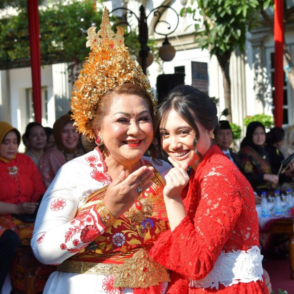 Wali Kota Semarang, Hevearita Ginaryanti Rahayu bersama cicit buyut keluarga WR Soepratman, Antea Putri Turk. Foto: Dok. Pemkot Semarang