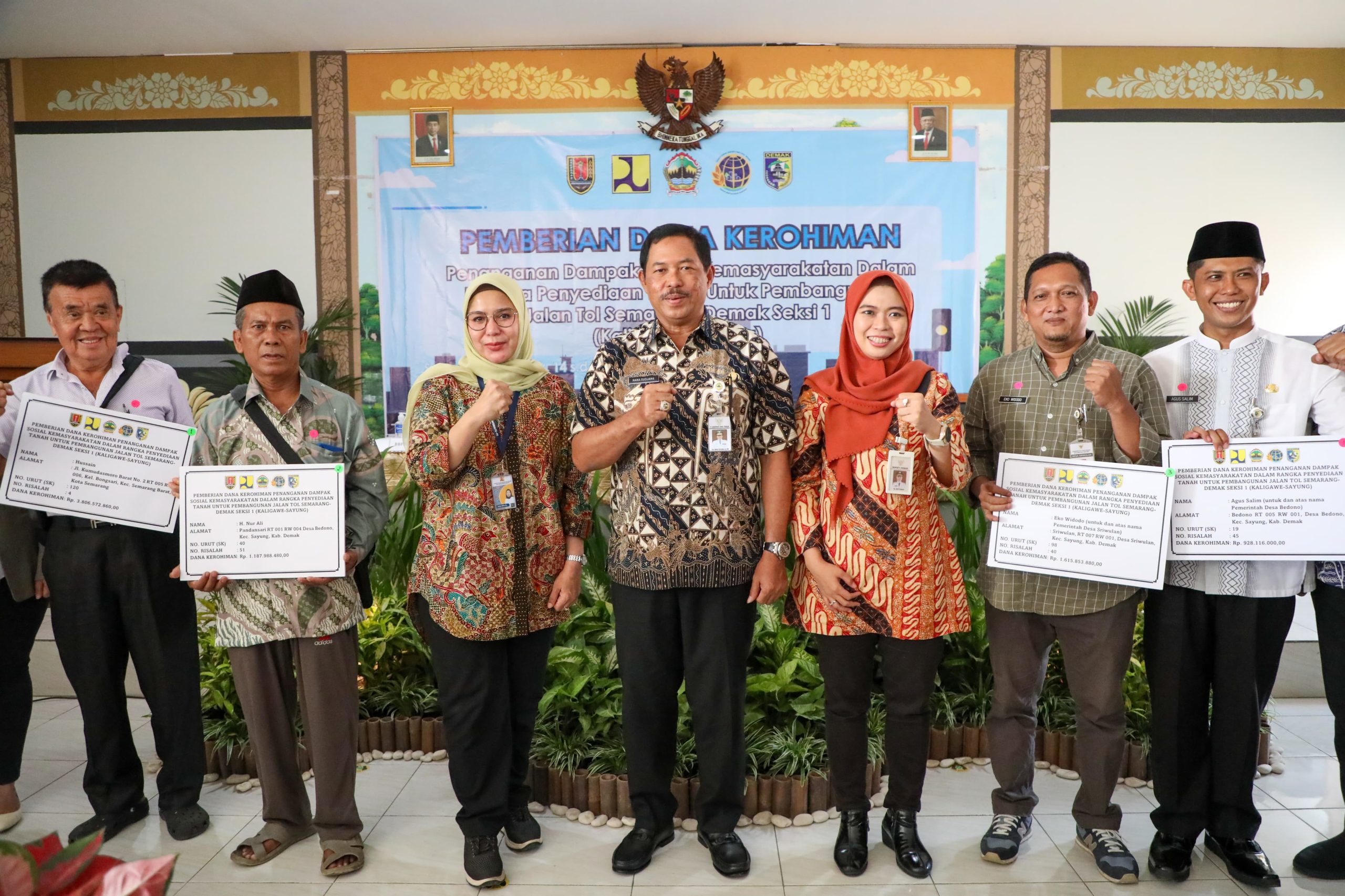 Puluhan Warga Demak Terima Dana Kerohiman Dampak Pembangunan Jalan Tol 3 TUTURPEDIA - Puluhan Warga Demak Terima Dana Kerohiman Dampak Pembangunan Jalan Tol