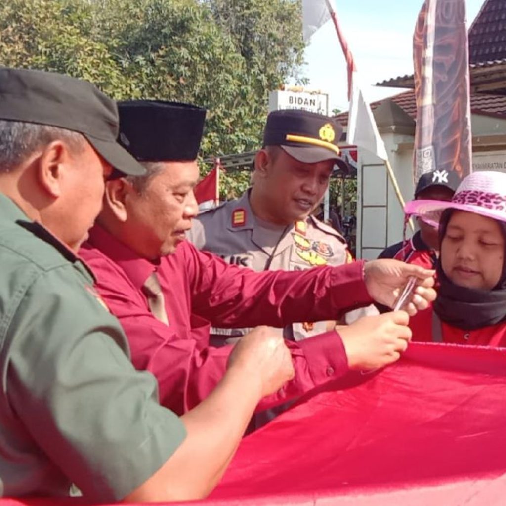 Warga di Desa Karangtengah menjahit bendera merah putih raksasa. Foto: Istimewa