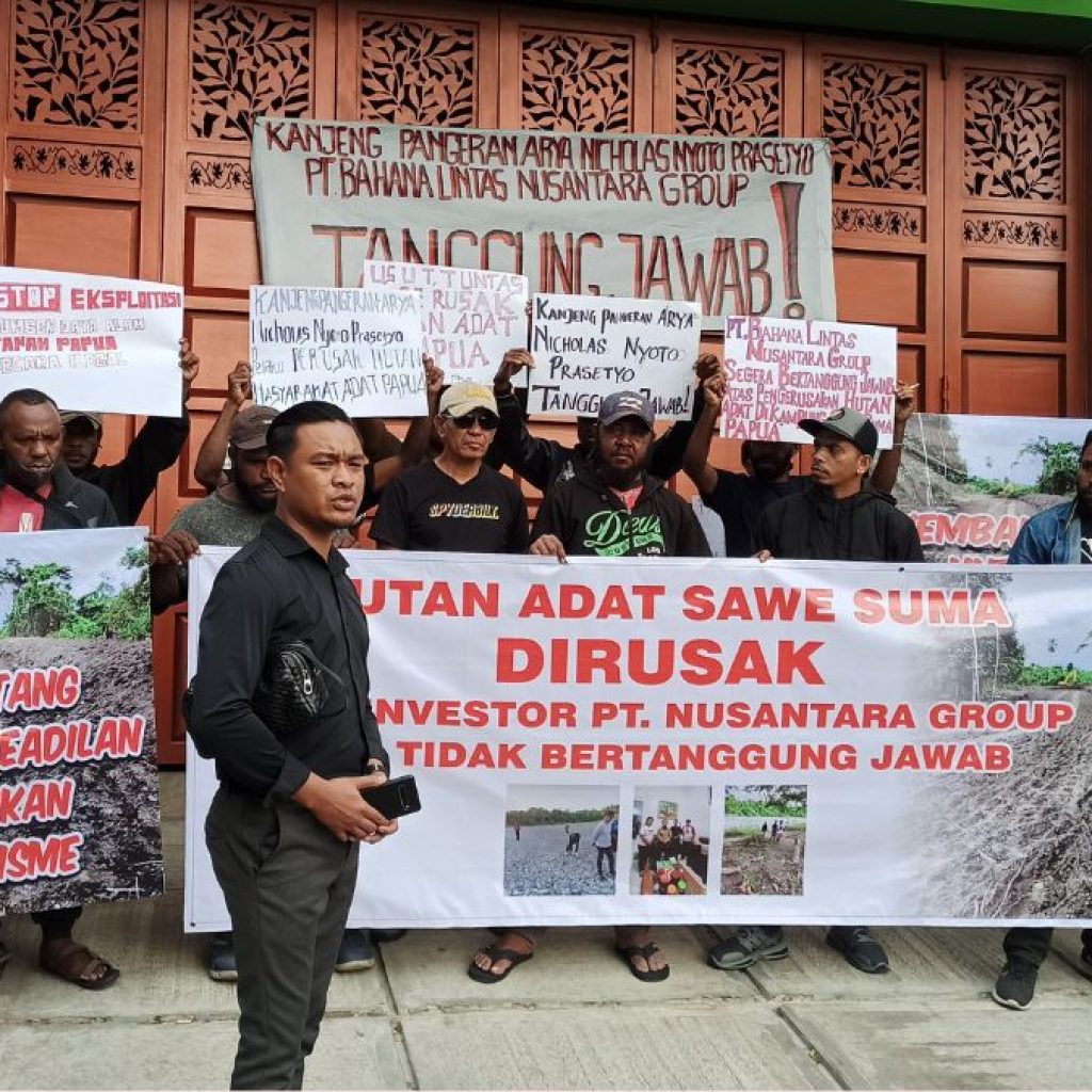 TUTURPEDIA - Puluhan Warga Papua Datangi Rumah Bos Tambang, Tuntut Ganti Rugi