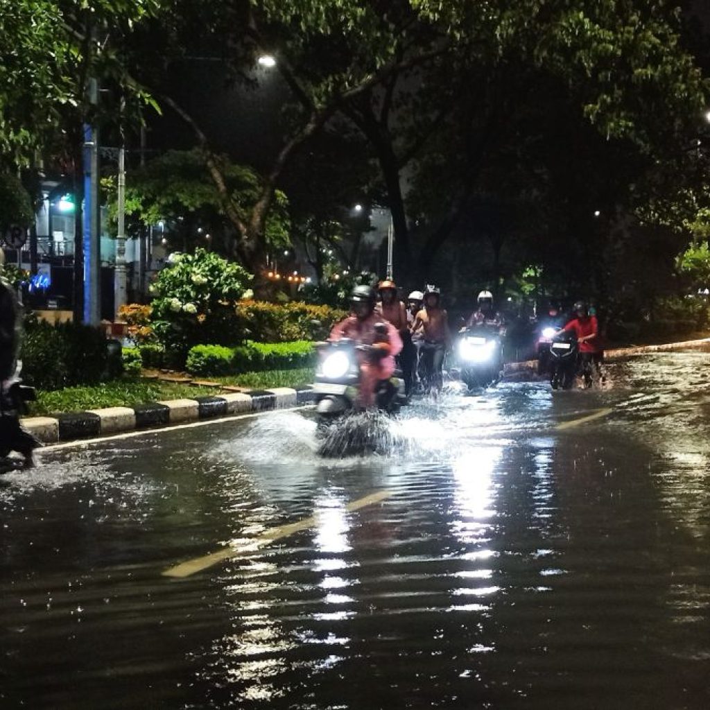 TUTURPEDIA - Warga Sawah Besar Kota Semarang Keluhkan Penanganan Evakuasi Banjir Tidak Merata