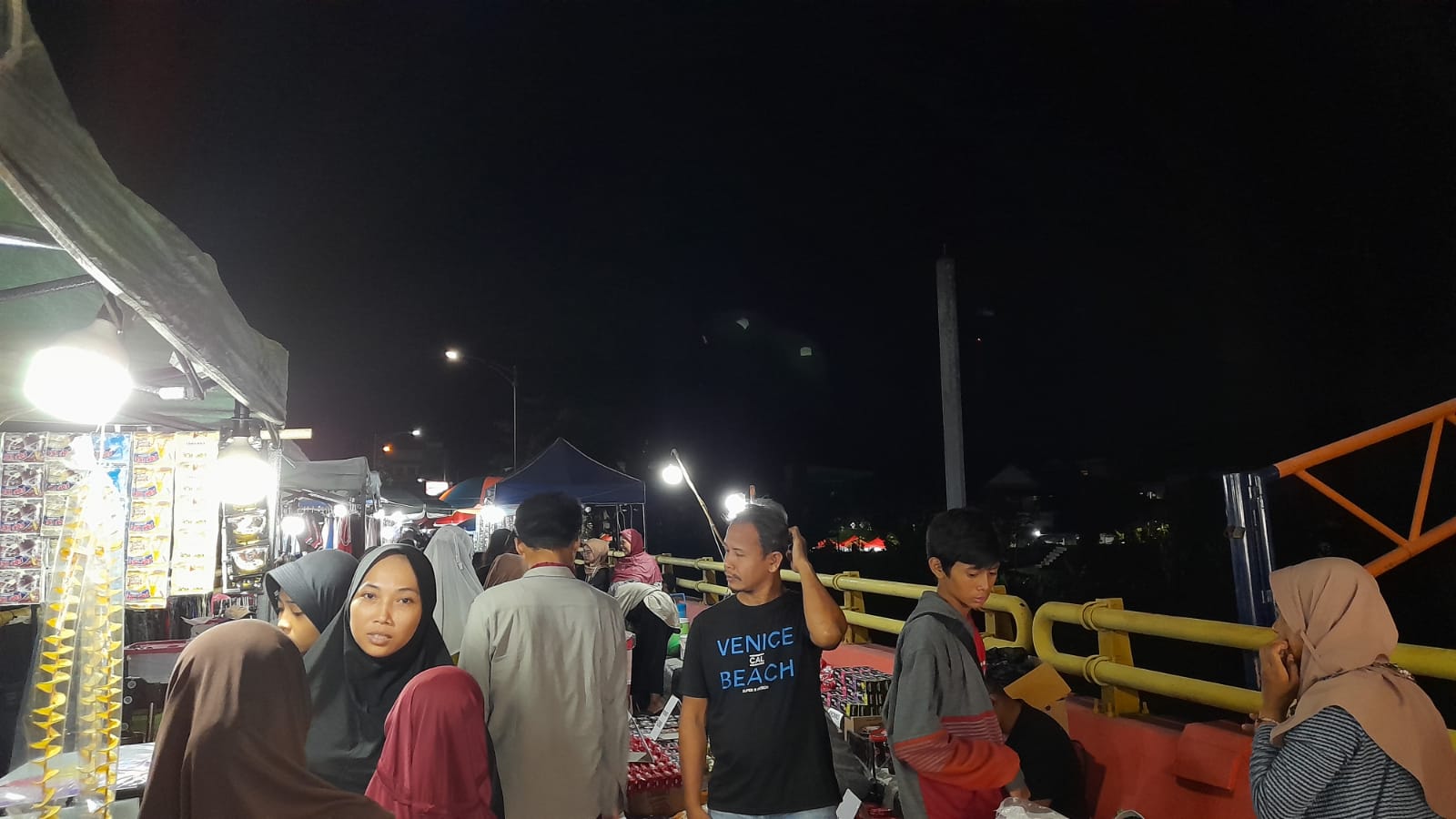 (Suasana Jembatan di Tugu Suharto. Foto: Rizal Akbar)