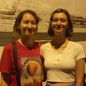 Dua Turis Cantik Hadiri Acara Kirab Pusaka, Nunggu Iring-iringan Kebo Bule