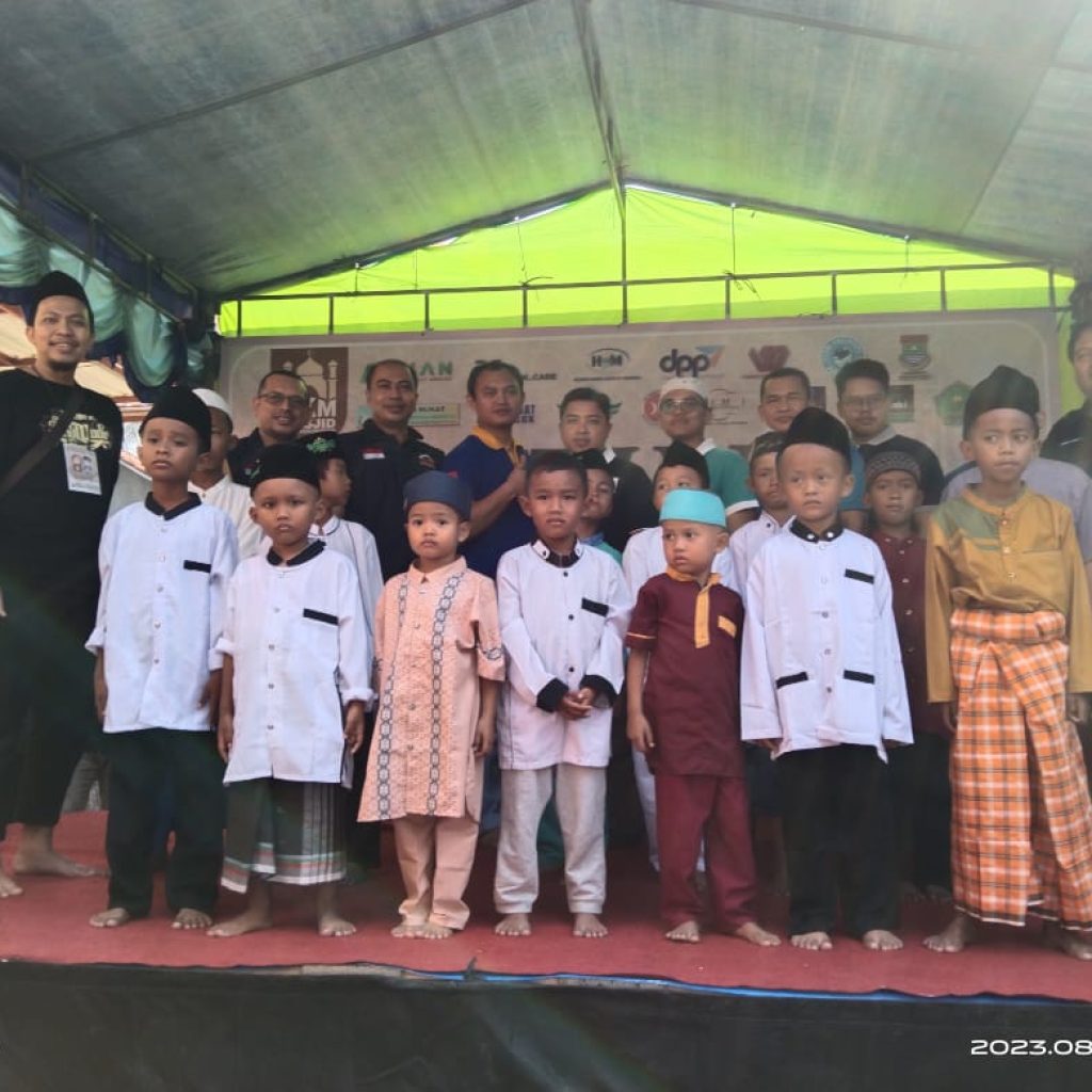 DKM Baiturrohmah menyelenggarakan acara sunat massal dan santunan. (Foto: Ikbal Permana)