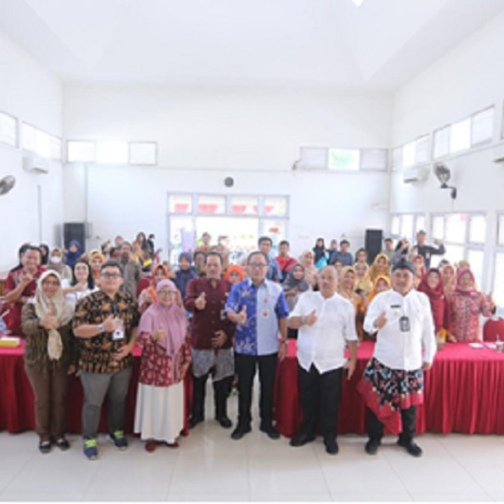 Sekda Kota Semarang, Iswar Aminuddin, foto bersama dalam seminar UMKM Kepada Masyarakat, yang digagas oleh mahasiswa KKN Undip. (Foto: Dok. Pribadi)