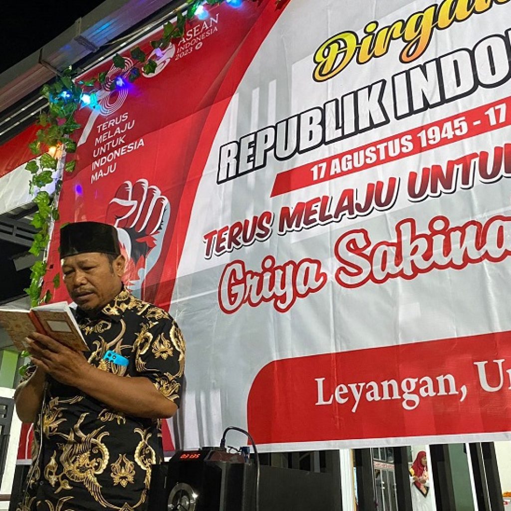 Ketua Paguyuban Griya Sakinah Residence, Bapak Joko Santoso, saat memberikan sambutan paa malam tirakatan, Rabu (16/8/2023). (Foto: Kiriman Warga)