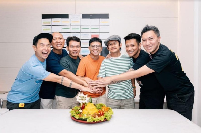 Foto bersama sutradara, produser dan para pemain Film ‘Agak Laen’. FOTO: Kiriman Imajinari