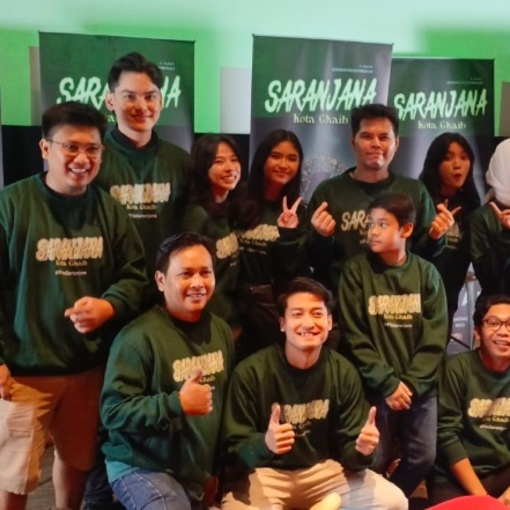 Para pemain film Saranjana: Kota Ghaib, dalam peluncuran poster dan teaser perdana, di Jakarta, Senin (11/9/2023). FOTO: Sarah Limbeng