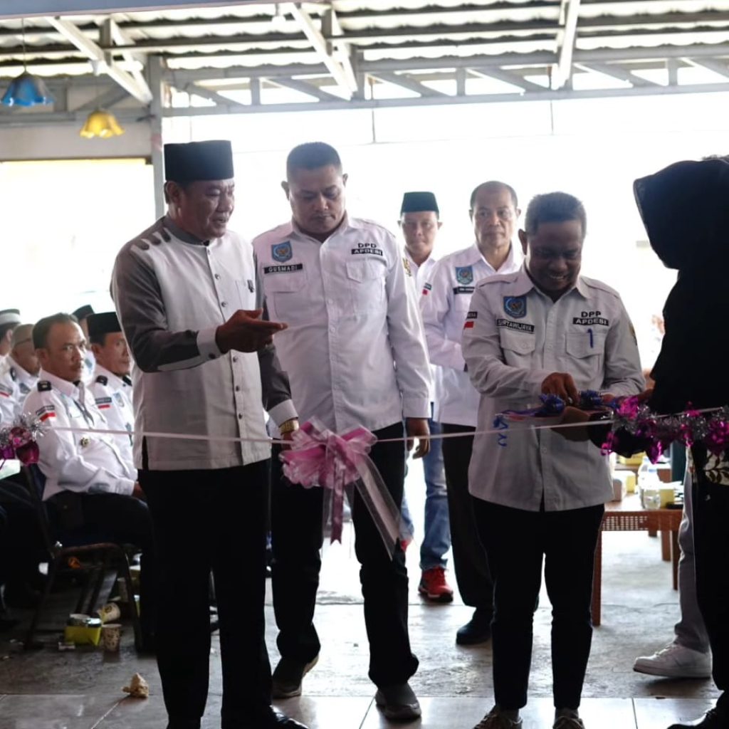 Wagub Bengkulu, Rosjonsyah, saat meresmikan Gedung DPD Apdesi Bengkulu, Jumat (15/9/2023). FOTO: Dona Tun Te