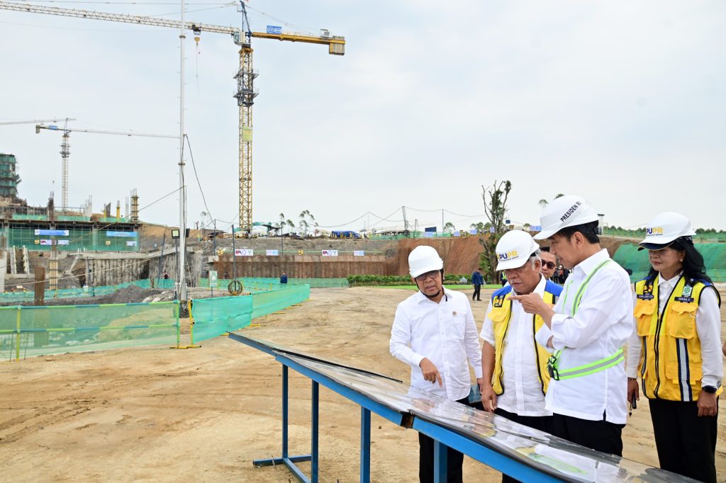 Jokowi meninjau pembangunan Istana Kepresidenan di IKN. FOTO: setkab.go.id