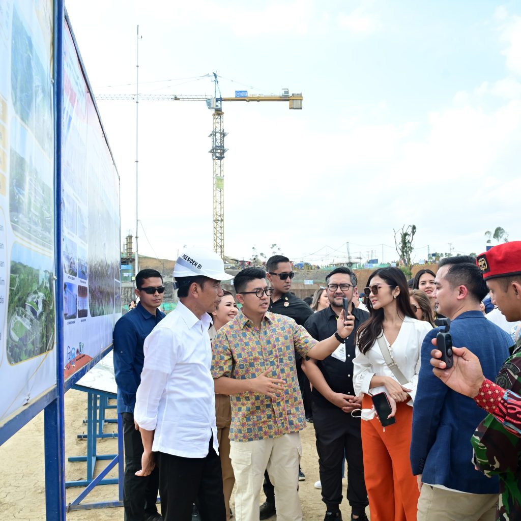 Jokowi Ajak Para Artis Tinjau Pembangunan IKN Hingga Makan Durian Bersama