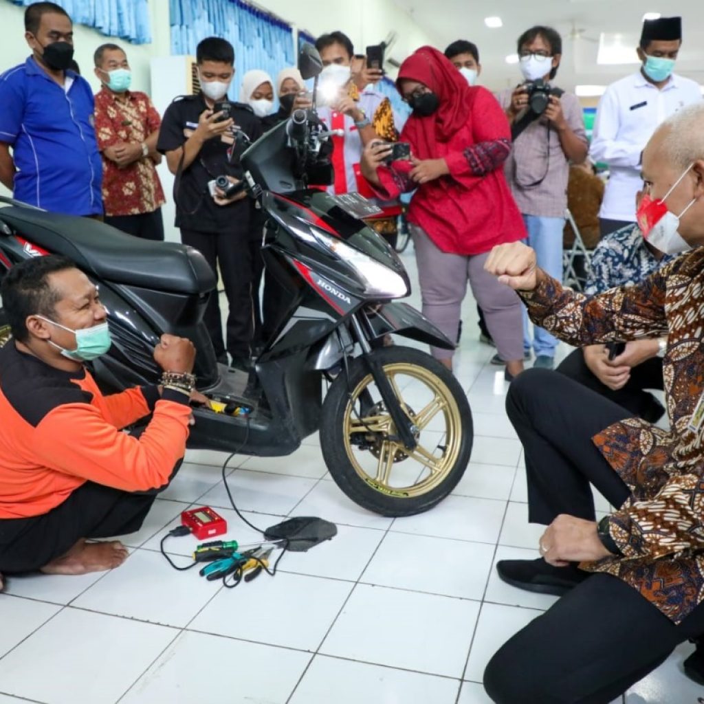 Ganjar saat meninjau pelatihan mekanik untuk disabilitas oleh Pemprov Jateng, beberapa Waktu lalu. FOTO: Dok. Humas Pemprov Jateng