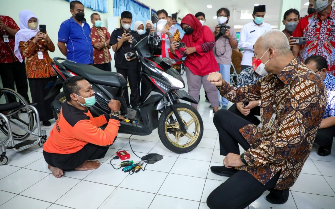 Ganjar saat meninjau pelatihan mekanik untuk disabilitas oleh Pemprov Jateng, beberapa Waktu lalu. FOTO: Dok. Humas Pemprov Jateng