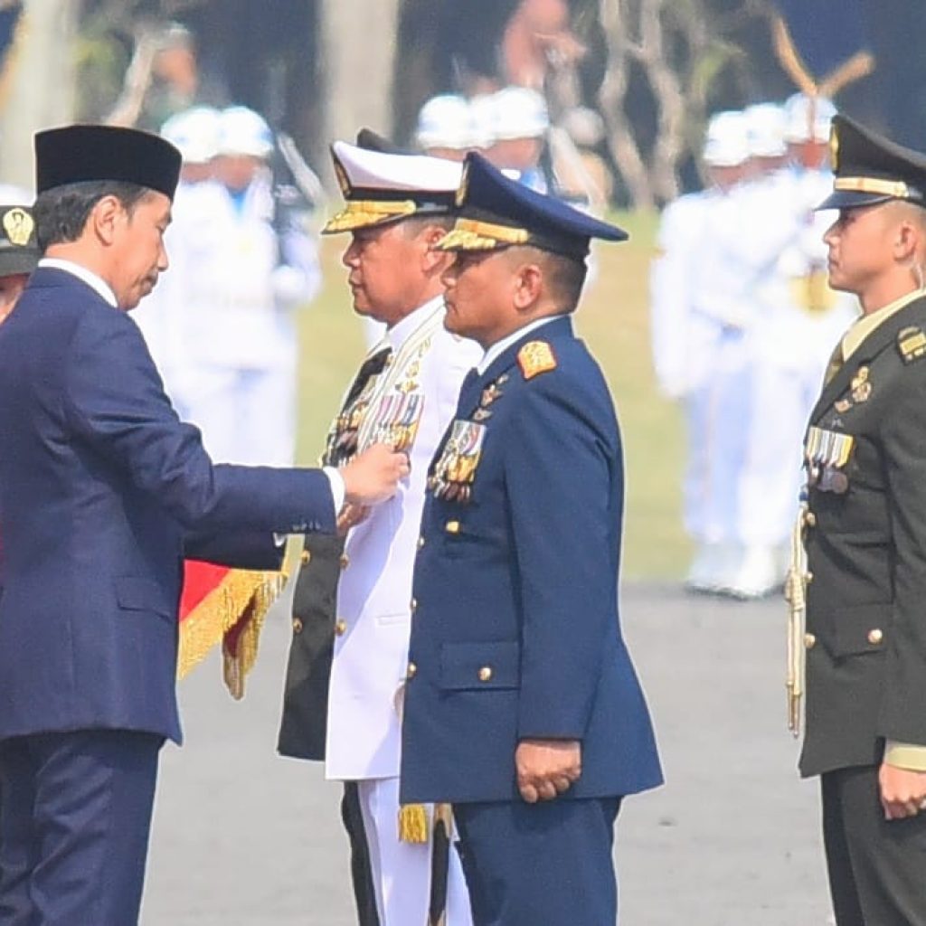 Presiden RI Joko Widodo (Jokowi) menyematkan tanda kehormatan kepada tiga prajurit TNI dalam rangka HUT ke-78 TNI, di Lapangan Monas, Jakarta, Kamis (5/10/2023). FOTO: Sekretariat Kabinet