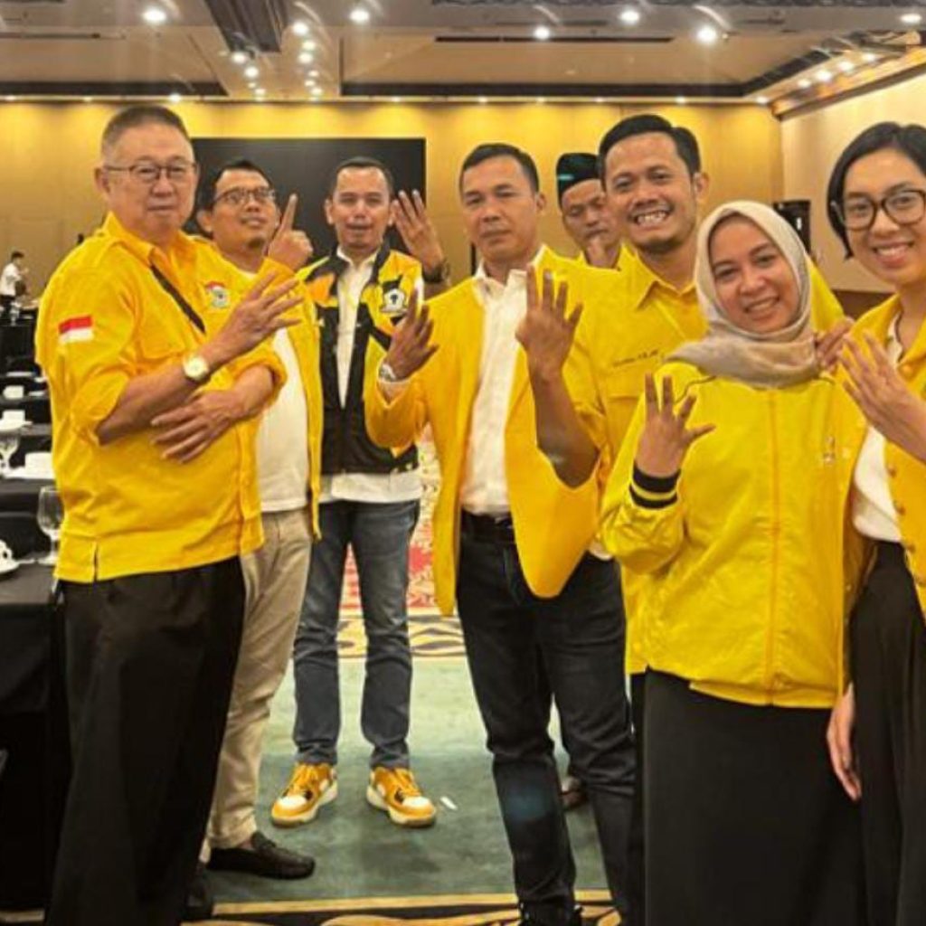 Agus Untoro Waluyo foto bersama dengan DPD Golkar Blora.