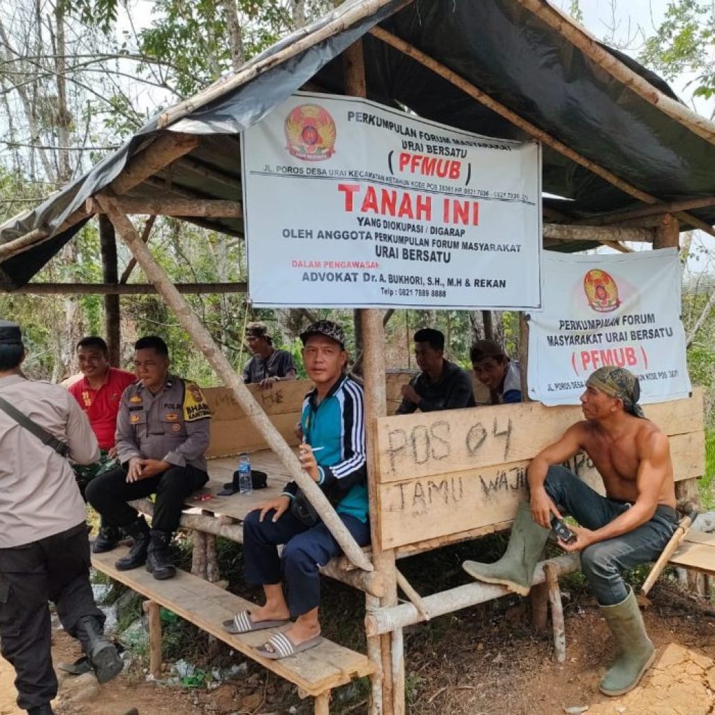 Personel Polres Bengkulu Utara, Polda Bengkulu saat memberikan himbauan dan edukasi secara persuasif kepada masyarakat menduduki lahan HGU PTPN VII untuk membubarkan aktivitas. Foto Dok Riki Santoso.