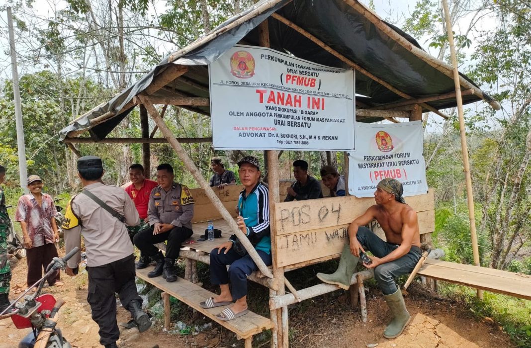 Personel Polres Bengkulu Utara, Polda Bengkulu saat memberikan himbauan dan edukasi secara persuasif kepada masyarakat menduduki lahan HGU PTPN VII untuk membubarkan aktivitas. Foto Dok Riki Santoso.