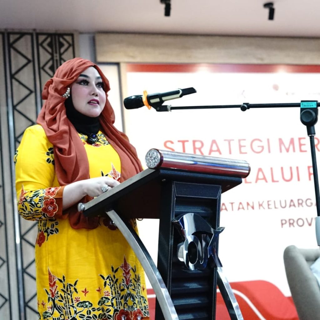 Anita Rosjonsyah, ketua BKOW, ajak para wanita untuk cerdas berinvestasi. FOTO: Dona Tun Te