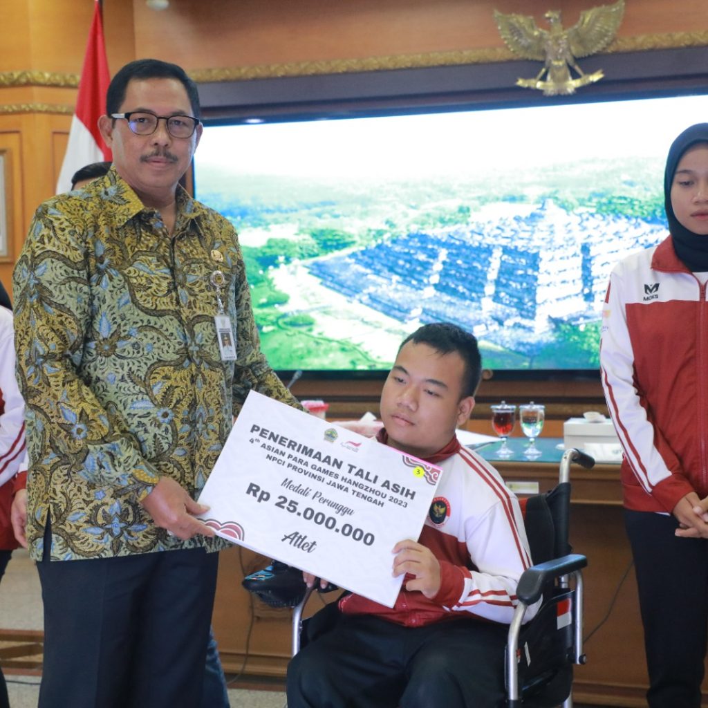 Pj Gubernur Jateng berikan penghargaan pada atlet dan pelatih yang bawa pulang medali di ajang Asian Paragames Hangzhou 2023. Foto: Istimewa