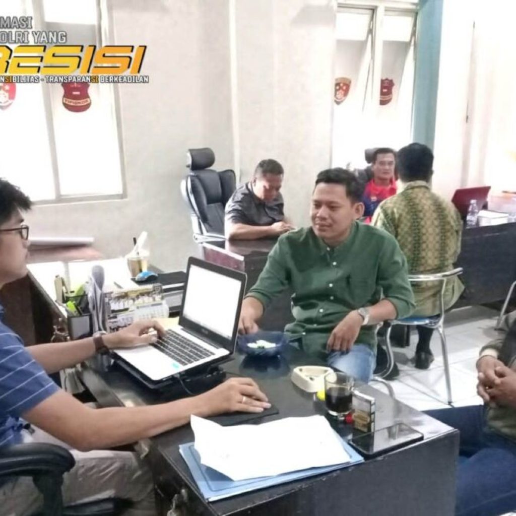 Tersangka saat dilakukan pemeriksaan oleh penyidik Unit Tipikor Satreskrim Polres Bengkulu. Foto: Istimewa.
