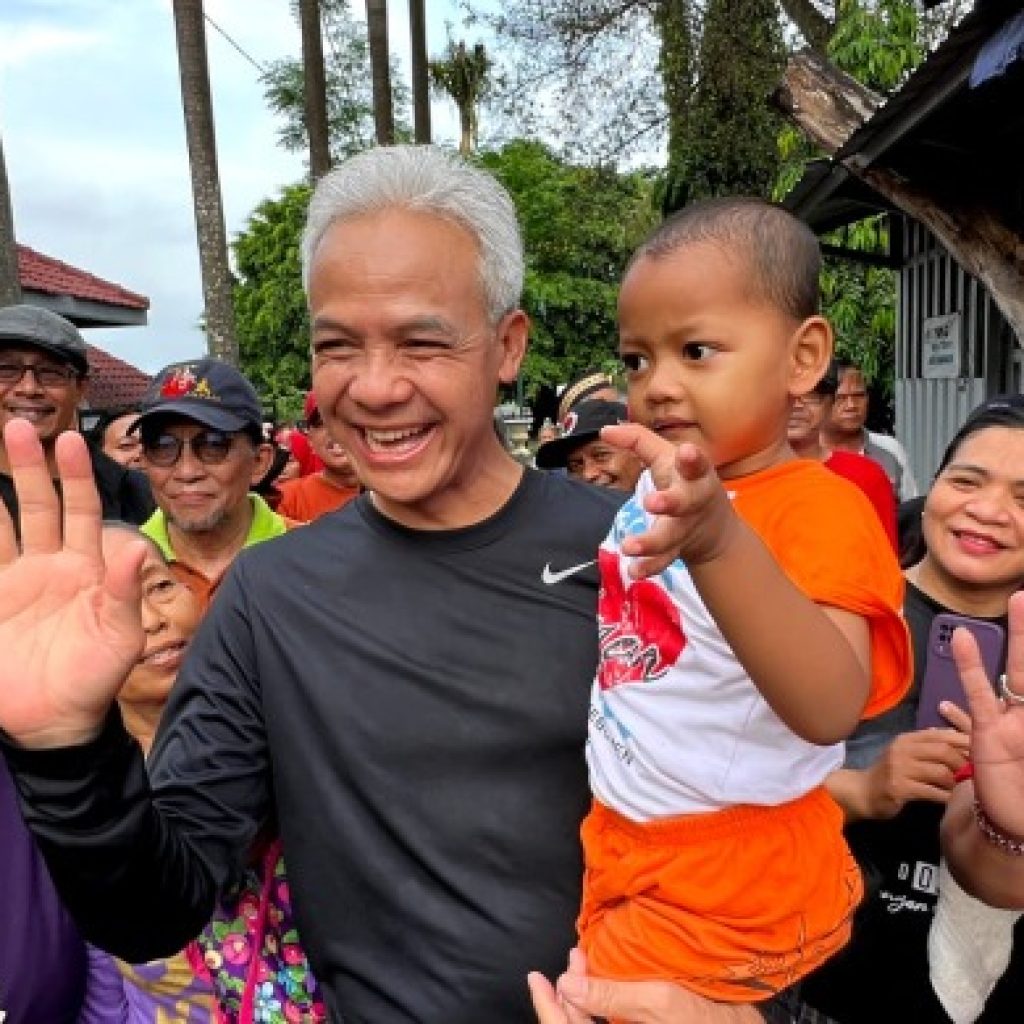 Video aksi pencopotan poster Ganjar Pranowo di Yogyakarta viral di media sosial. Foto: Istimewa
