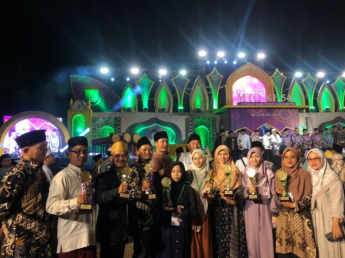 Para pemenang dan perwakilan memegang piala. (Foto: Bilqis Salsabil)