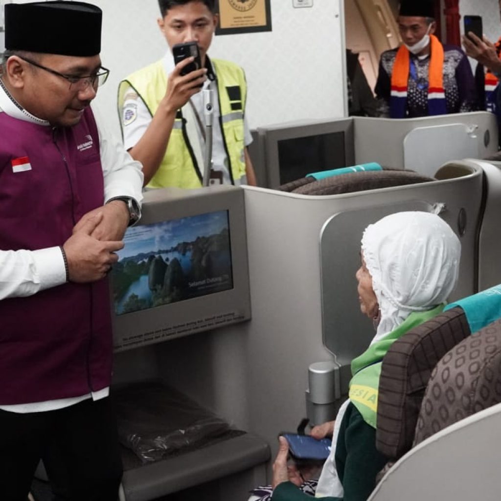 TUTURPEDIA - Lepas Jemaah Haji Indonesia Kloter Pertama, Ini Pesan Menag Yaqut