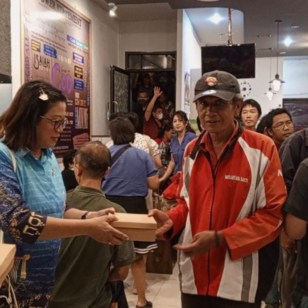 Peduli Sesama, Fienthy Eko Wati Bagikan Ratusan Makan Gratis