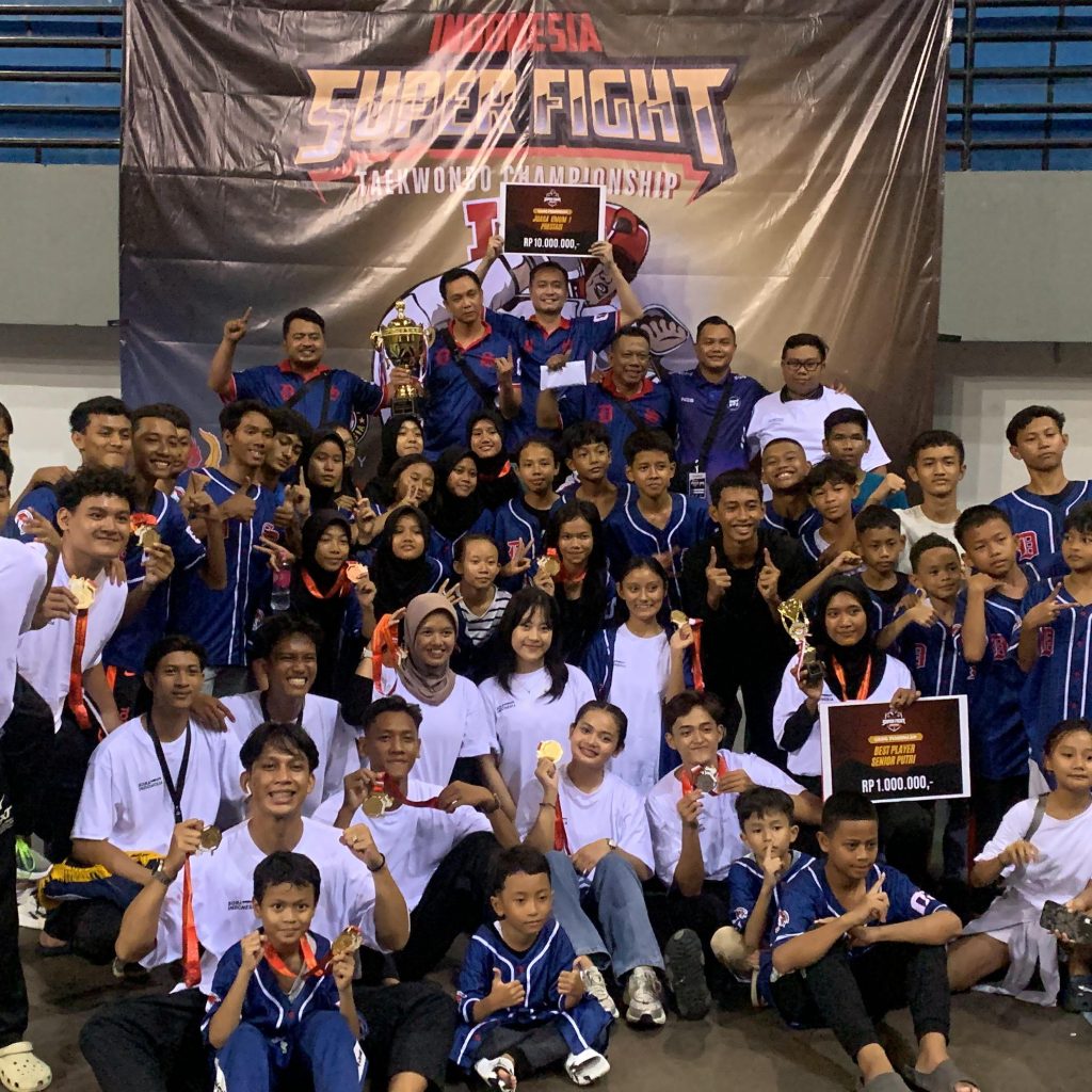 TUTURPEDIA - DnS Udinus Juara Umum Diajang Indonesia Super Fight Taekwondo Championship II di Yogyakarta