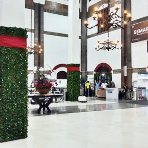 Stasiun dan Kereta Api di Daop 4 Semarang Dipenuhi Dengan Dekorasi Natal