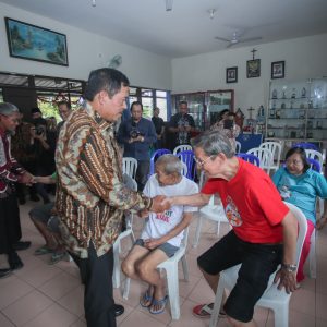 Di Hari Natal 2024, Pj Gubernur Jateng Berbagi Kasih dengan Puluhan Lansia di Panti Wreda