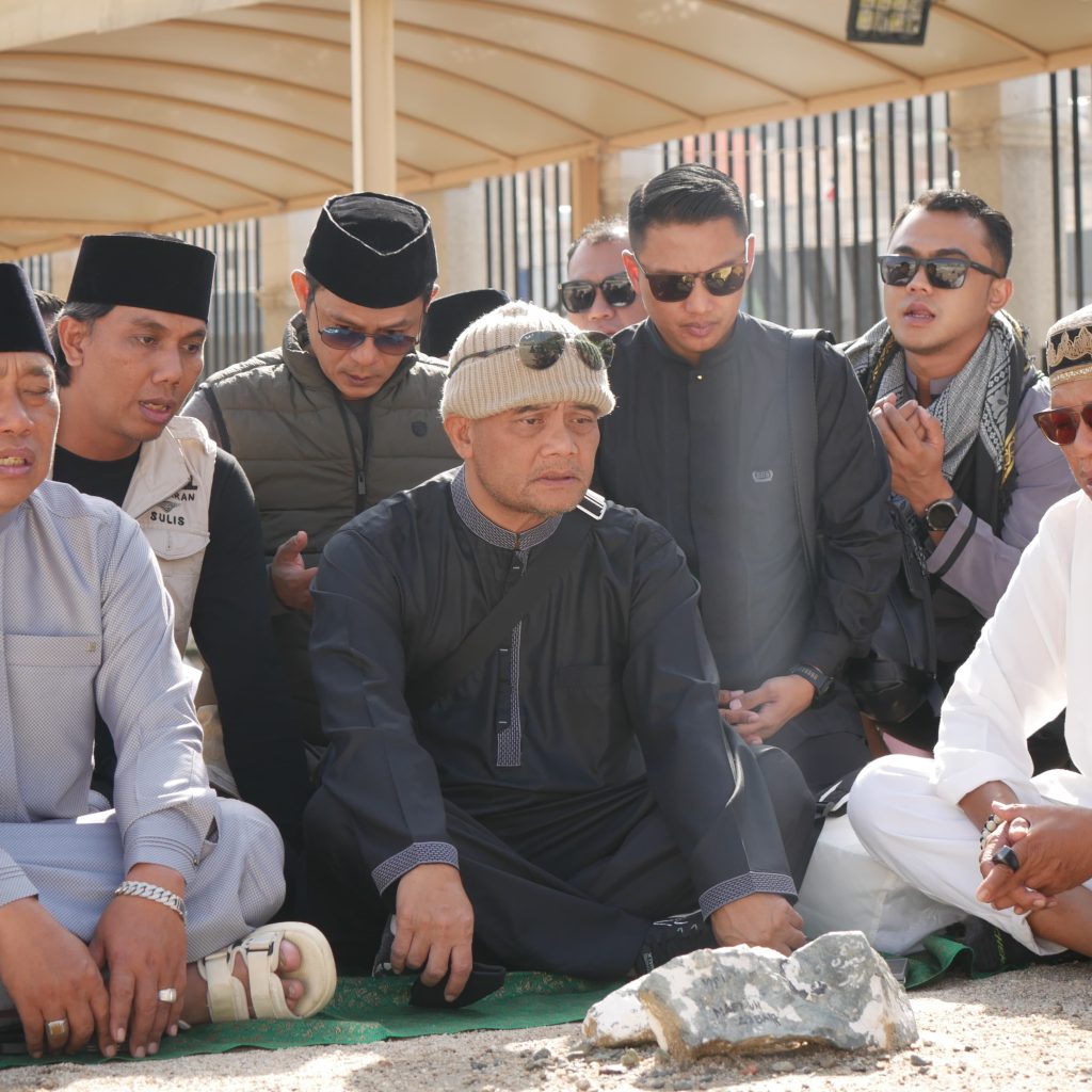 TUTURPEDIA - Mengenang Mbah Moen, Ahmad Luthfi Lakukan Ziarah di Makkah