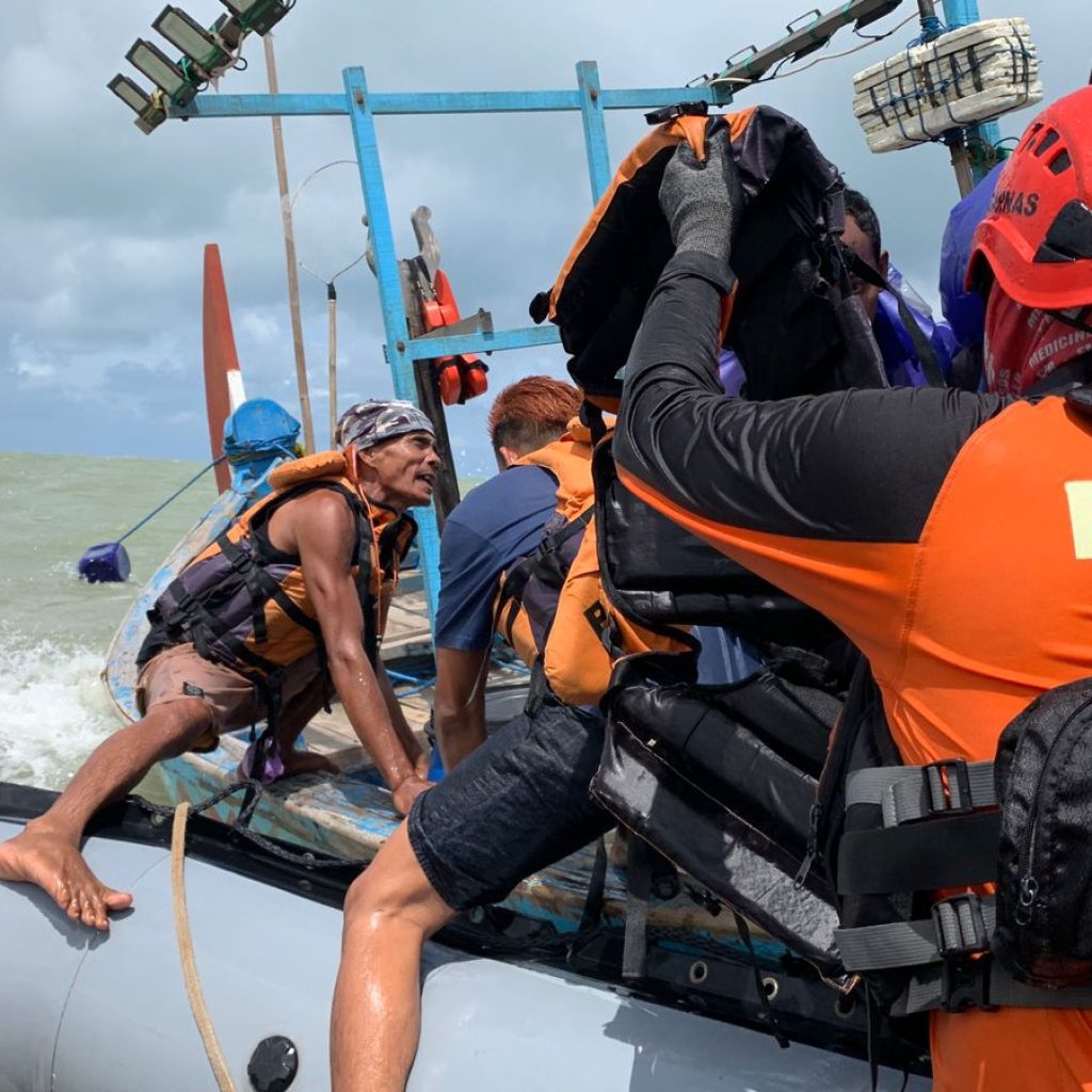 TUTURPEDIA - Kapal Sopek Alami Kegagalan Mesin di Laut Jepara, Tiga Nelayan Diselamatkan