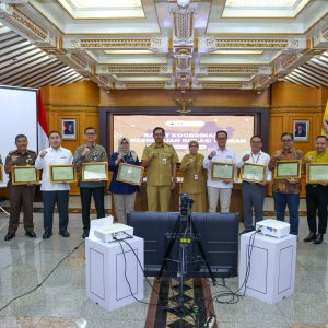 12 Instansi TPID Jateng Terima Penghargaan atas Kinerja Pengendalian Inflasi 2024