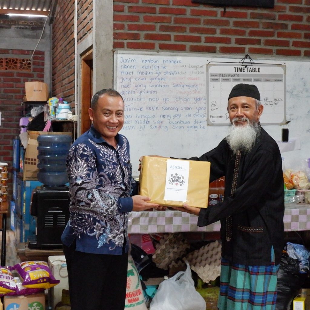 Rayakan Natal, ASTON Inn Pandanaran Semarang Bagikan Kebahagiaan di Panti Asuhan Lima Roti Dua Ikan