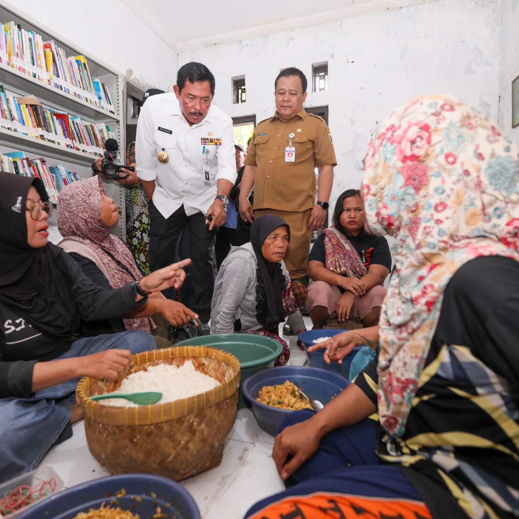TUTURPEDIA - Banjir Brebes, Pemprov Jateng Salurkan Logistik Kebencanaan Rp478 Juta
