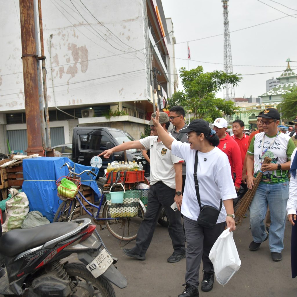 TUTURPEDIA - Wali kota Semarang Tunda Keberangkatan Retret