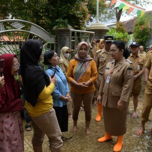 Tinjau Lokasi Banjir, Agustina-Iswar Prioritaskan Infrastruktur Penanganan Banjir