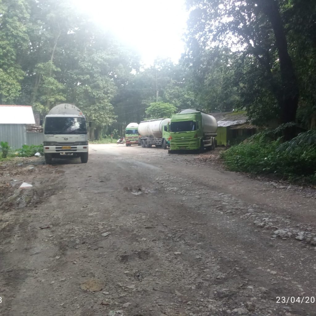 Jalan rusak akibat dilintasi truk PT KRI. (dok Lilik Yuliantoro)