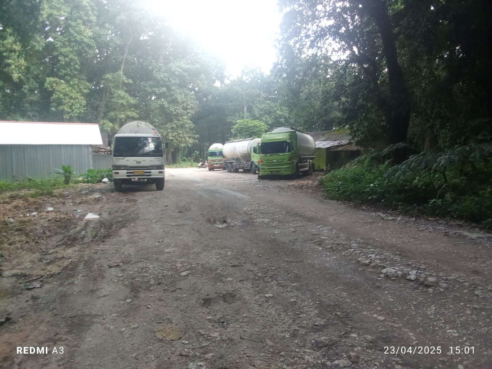 Jalan rusak akibat dilintasi truk PT KRI. (dok Lilik Yuliantoro)