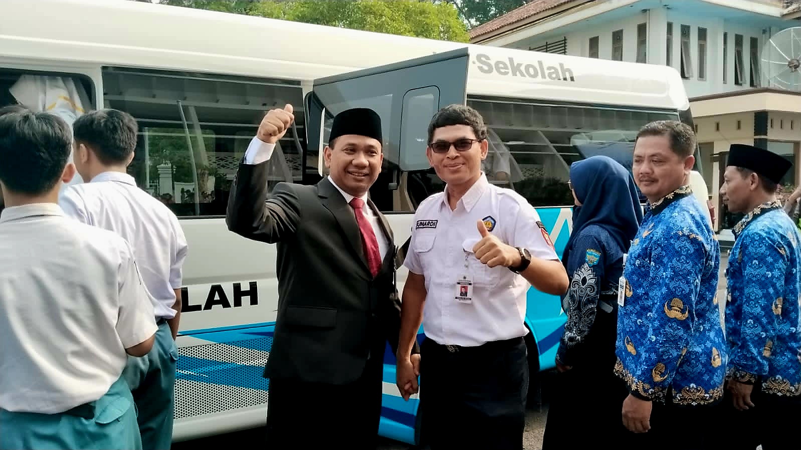 TUTURPEDIA - Apresiasi Bus Sekolah Gratis Pemkab Blora, Kepsek SEMBHADA: Investasi Masa Depan Generasi Muda