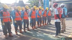 TUTURPEDIA - Bertaruh Nyawa Demi Terangnya Negeri: Di Tengah Hujan dan Gelap, Petugas PLN Berjuang agar Masyarakat Kembali Menikmati Listrik